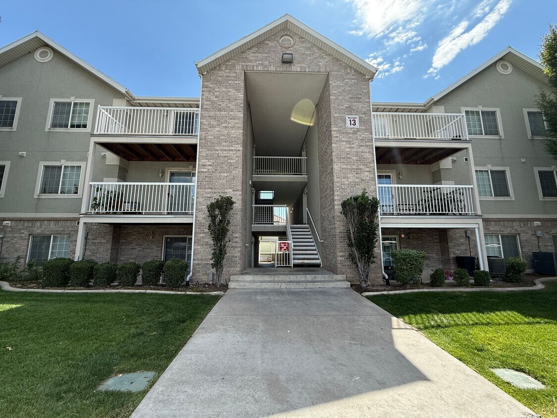 Foto principal - Spacious 3-Bedroom Condo in Orem!