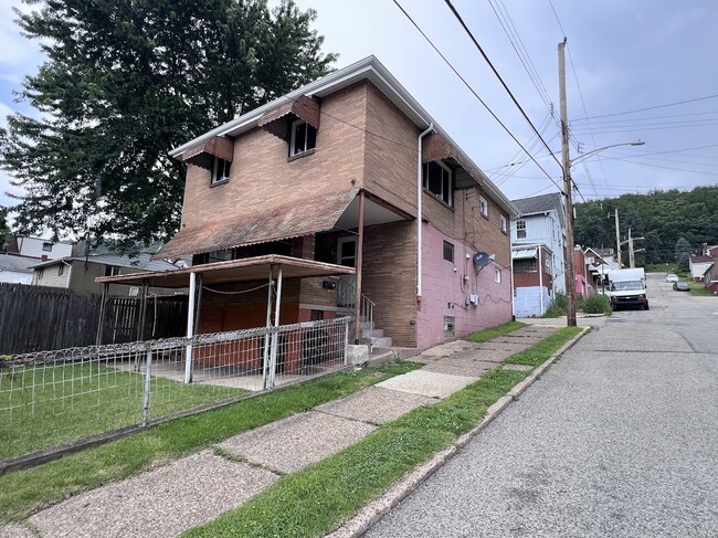 Building Photo - 609 8th St