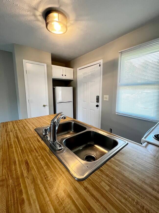 Building Photo - 1170 Miller St