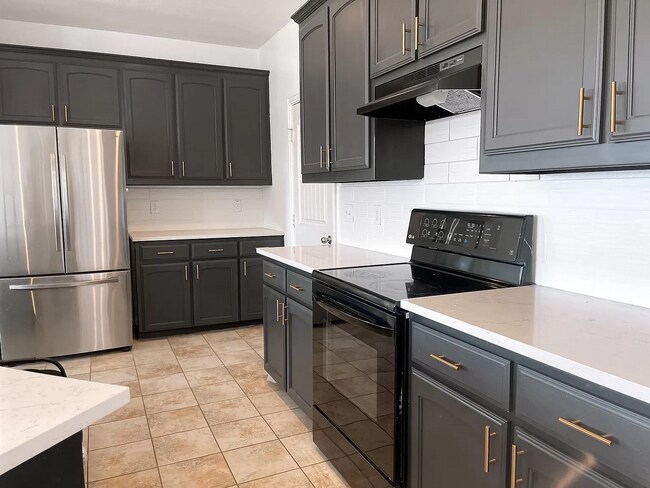 Foto del edificio - Beautiful Upgraded 4 Bedroom House Now Ava...