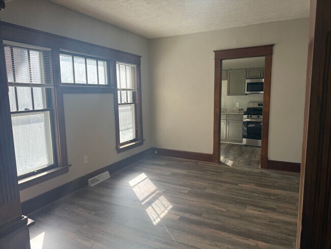 Foto del edificio - 1111-1113 Brown Ave.