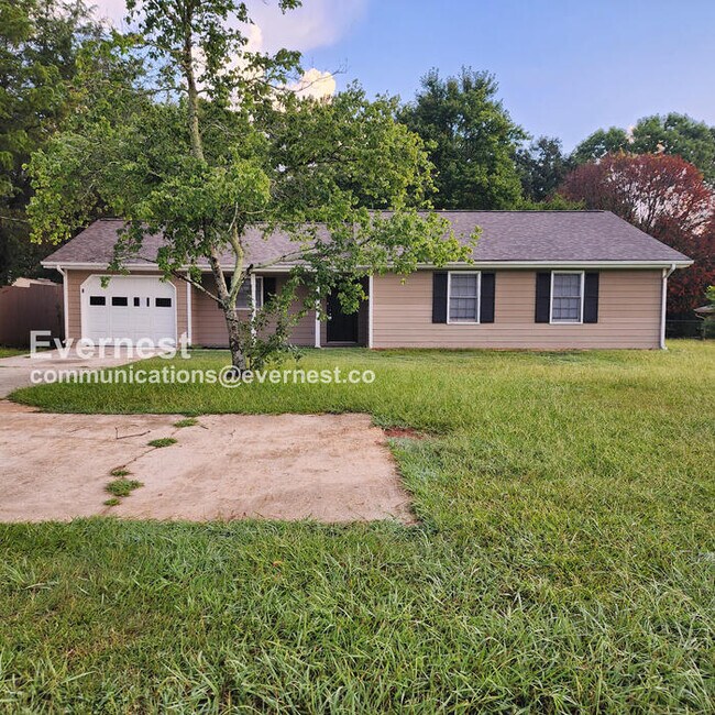 Foto del edificio - 3 Bed, 2 Bath Home with Garage / Pet-Friendly / Coming Soon!