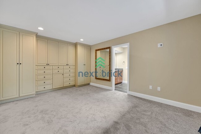 Building Photo - 2 Bed and 2 Bath Kirkland DT Condo is Avai...