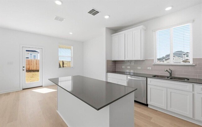 Building Photo - 120 Golden Bell Wy