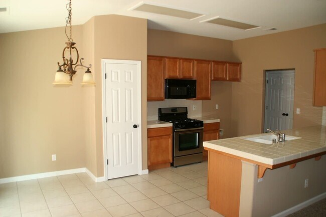 Foto del edificio - Great home for rent in Visalia!