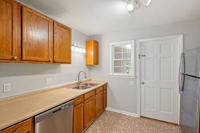 Building Photo - 409B