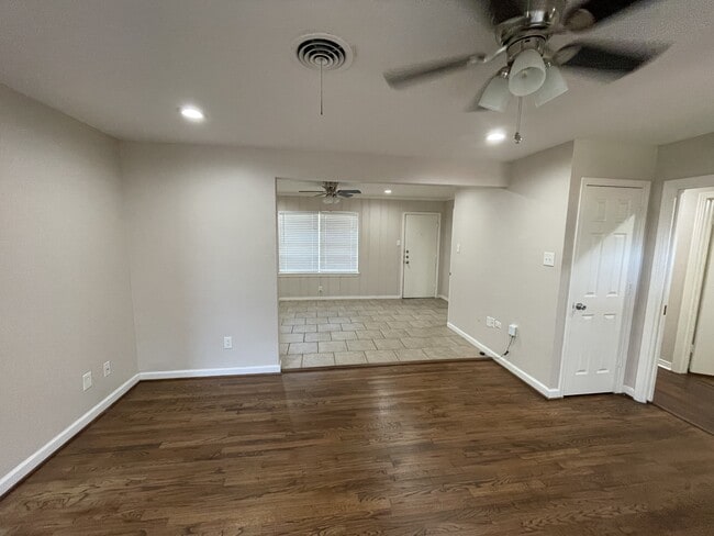 Building Photo - 1605 White Way Dr