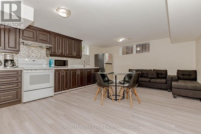 Building Photo - 215 JEFFCOAT Dr