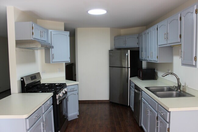 Building Photo - 1868 Fox Run Dr