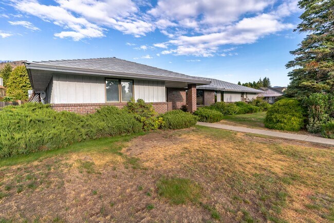 Building Photo - Single Floor Home! 3 bedroom, 3 bathrooms ...