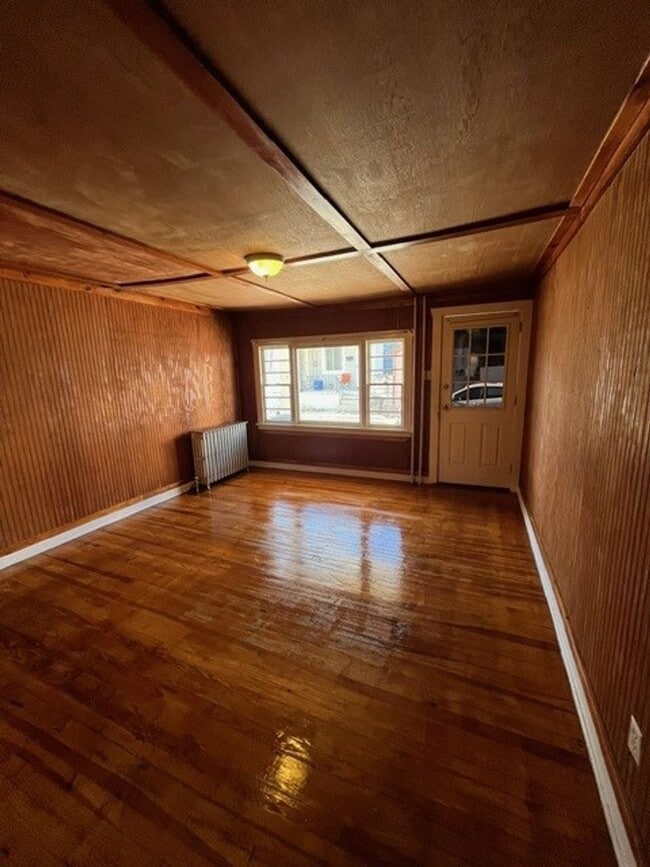 Building Photo - 3 bedroom 1 bathroom