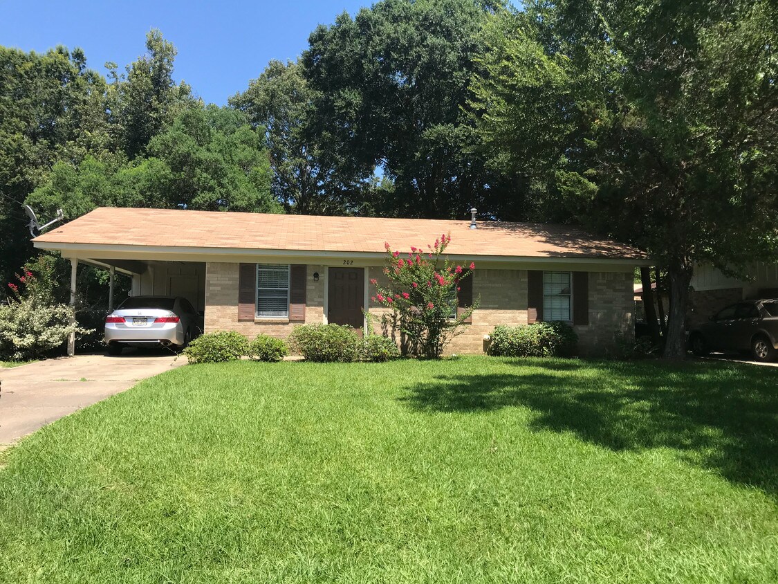 Primary Photo - 202 Westside Dr