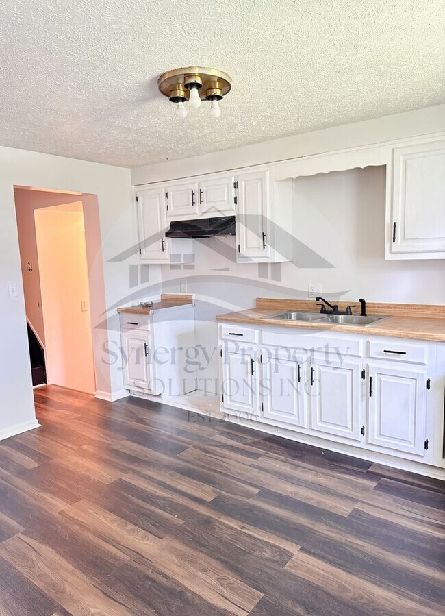 Building Photo - 810 Unity Dr