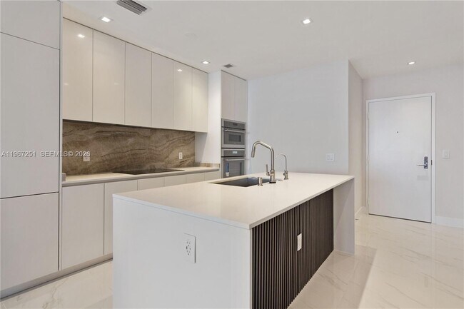 Foto del edificio - 700 NE 24th St