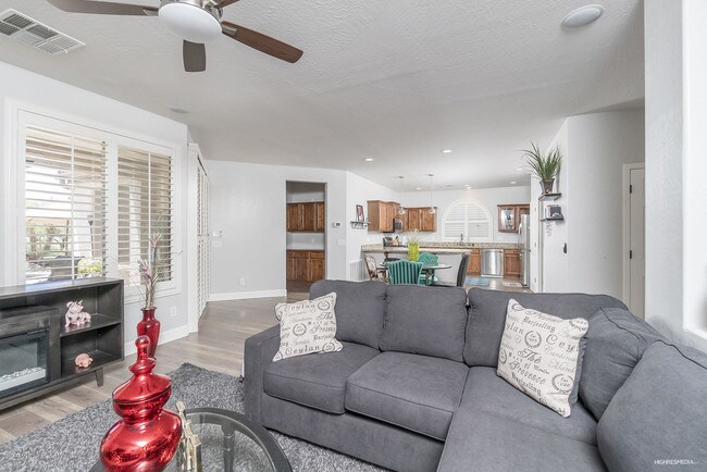 Building Photo - 4271 E Blue Spruce Ln