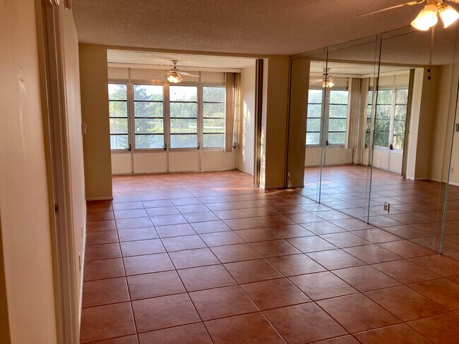 Building Photo - 9440 Poinciana Pl