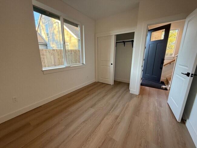 Foto del edificio - Brand New Modern 2 Bed/ 1 Bath Triplex - Larkspur