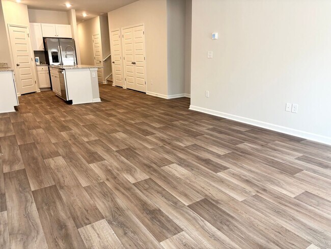 Foto del edificio - ABSOLUTELY BEAUTIFUL BRAND-NEW BUILD TOWNHOME