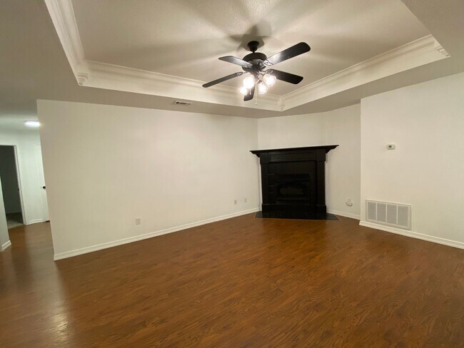 Building Photo - ** $150.00 OFF OF FIRST MONTHS RENT*** Cha...