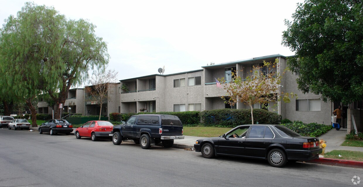 Building Photo - Cedros Rayen Apartments