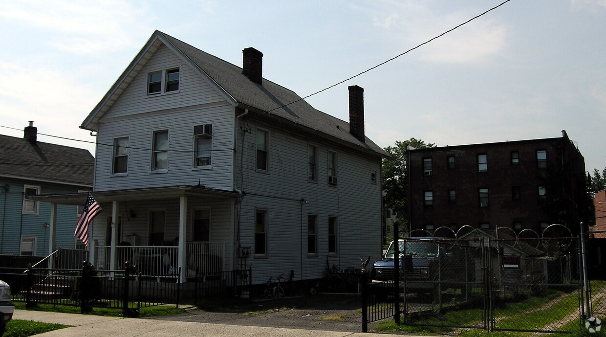 Building Photo - 15-17 Bush Ave