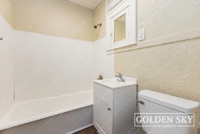 Foto del edificio - 2937 N Kenwood Ave