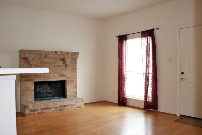 Building Photo - 2425 Augusta Dr