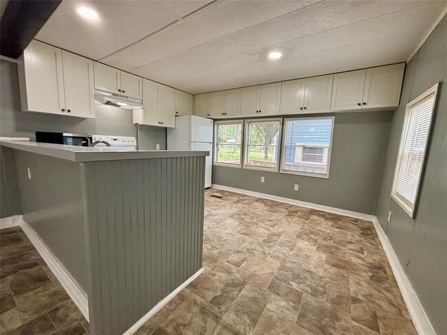 Building Photo - 13405 Commander Cir