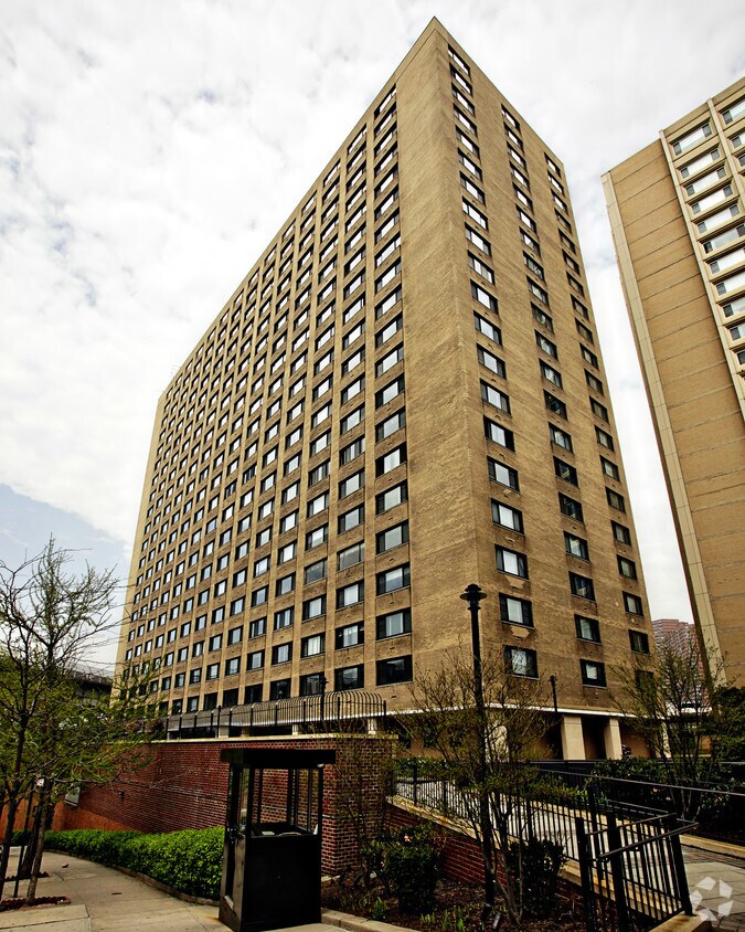 Building Photo - 556 Riverside Dr