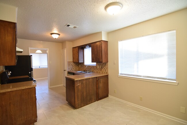 Building Photo - 3320 Tallwood Dr