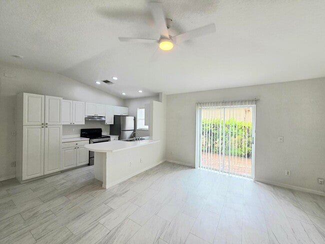 Building Photo - 569 E Ridge Cir N