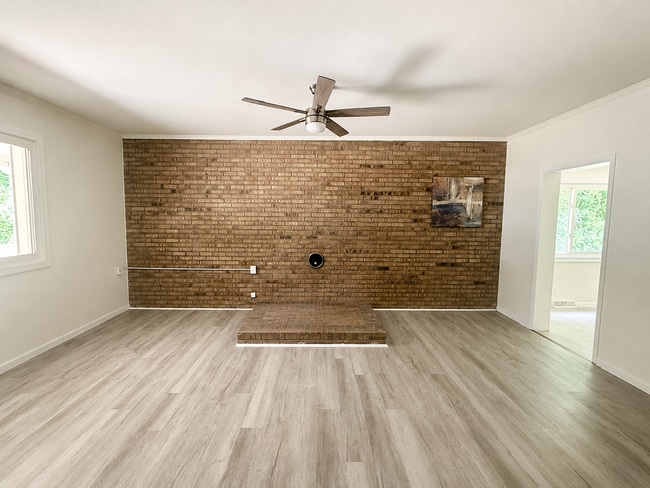 Building Photo - Two bedroom, 2 bath house in Burlington