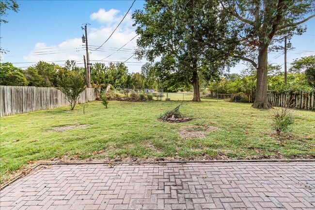 Building Photo - Great House, Great Yard, Great Neighborhood!