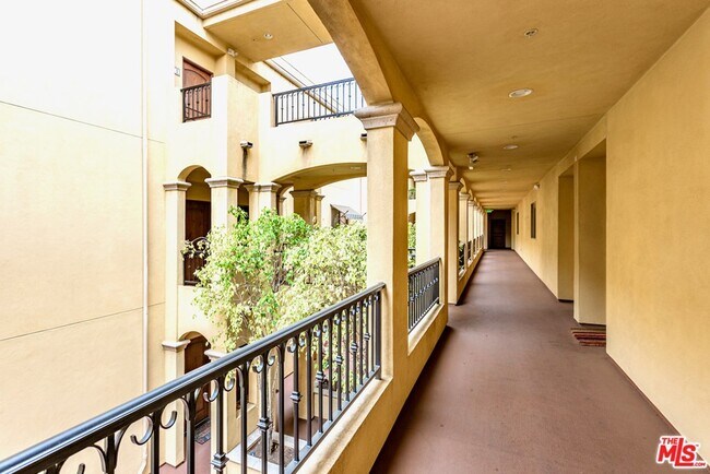 Foto del edificio - 5037 Rosewood Ave