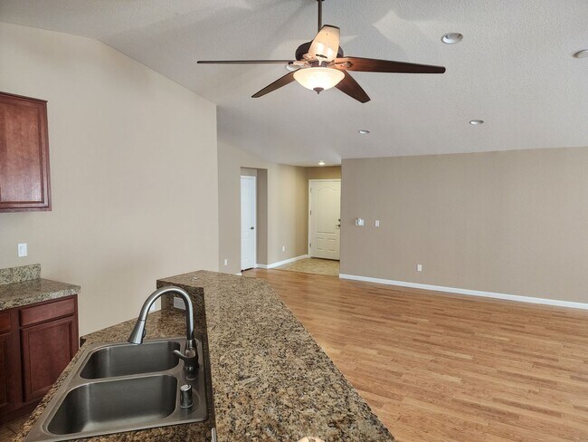 Foto del edificio - 4 Bedroom Home with 3 Car Garage in Dayton-Riverpark
