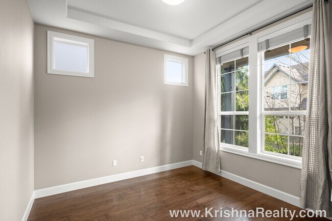 Foto del edificio - Gorgeous 4 BD* 3 BA* + Office/den Single F...