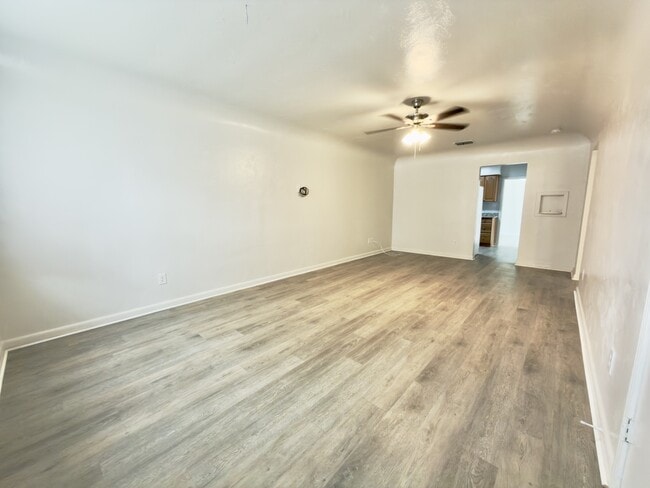 Foto del edificio - 927 E Walnut St