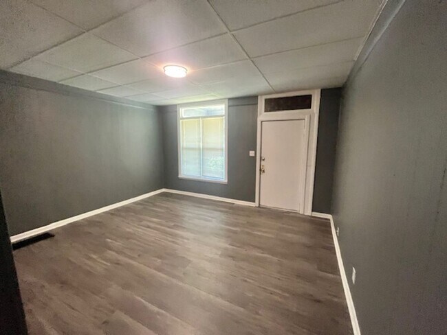 Building Photo - Large 5BR/2Ba House- Close to U of L Leasing Special- sign lease by 6/15/2026 and second month is...