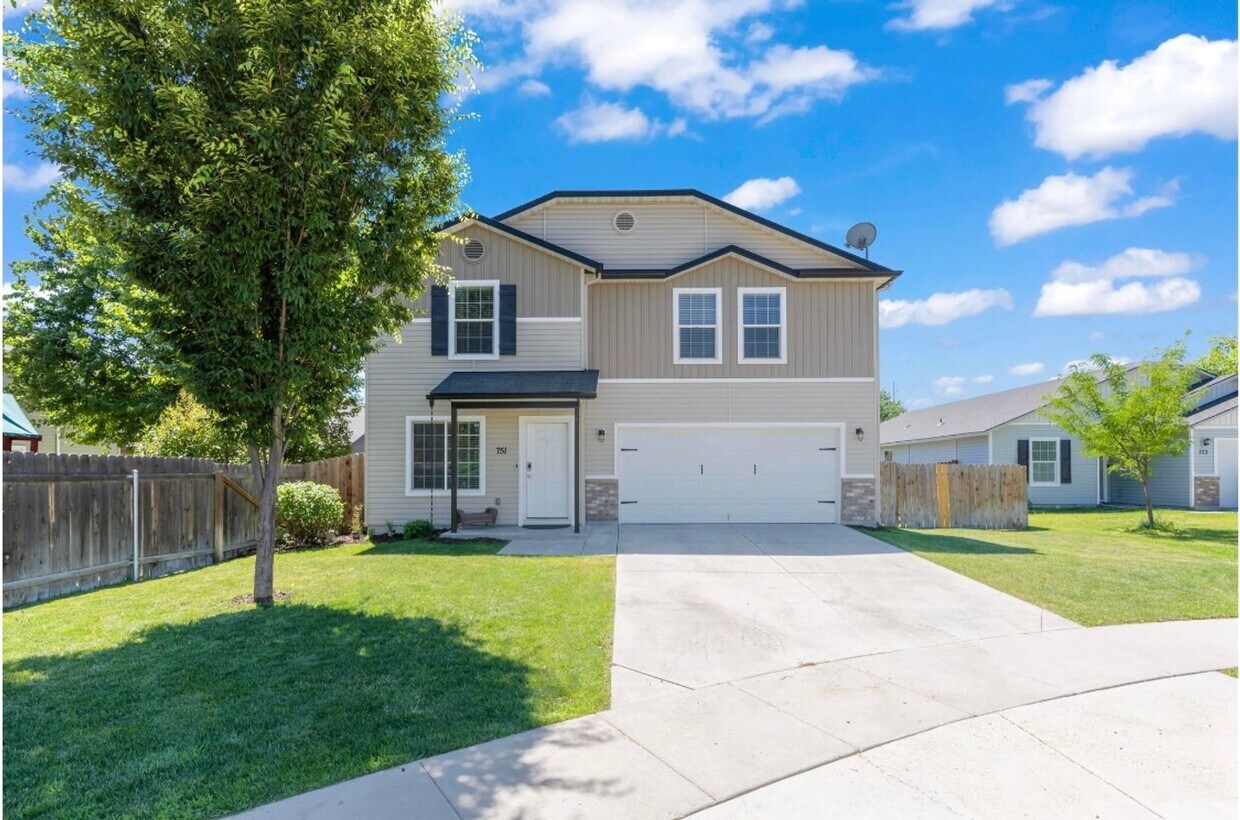 Primary Photo - 5 Bed 2.5 bath TWO WEEKS FREE RENT