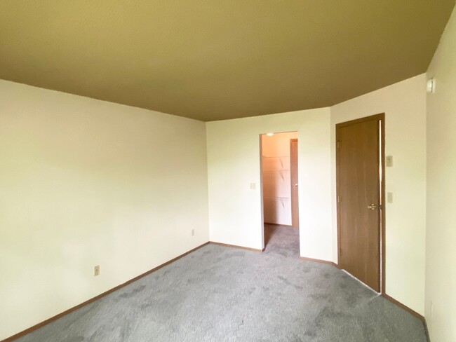 Building Photo - Spacious 3 bedroom, 2 bath updated townhom...