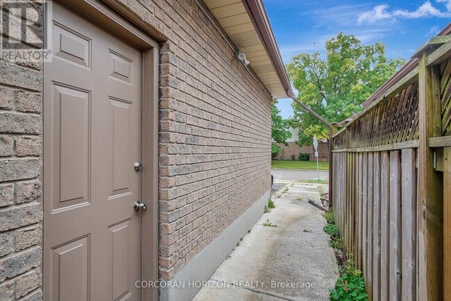 Building Photo - 43 Holm St