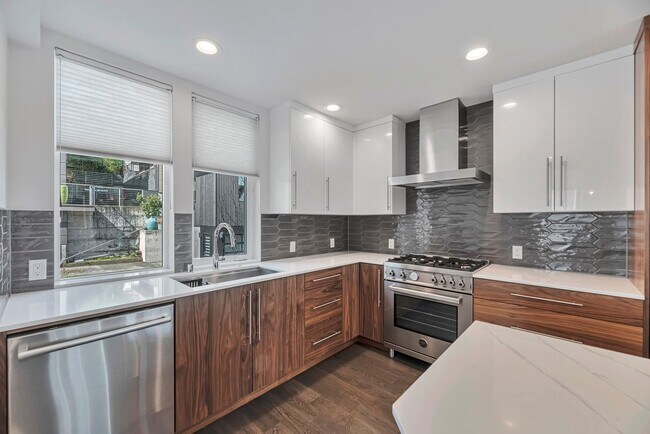 Foto del edificio - Great modern home located i n Madison Valley