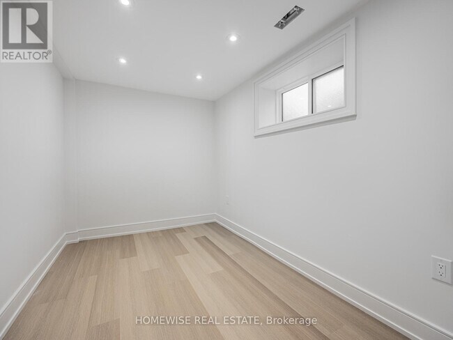 Building Photo - 21 Raeburn Ave