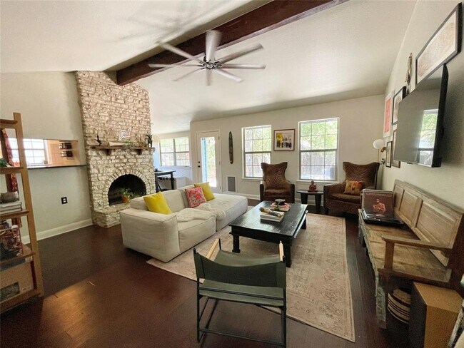 Foto del edificio - 7018 Crosswood Dr