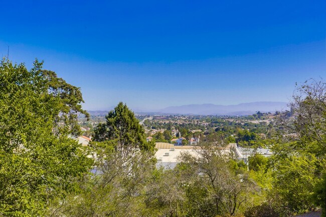 Building Photo - 2 Bedroom Oceanside Condo, with Private Ya...