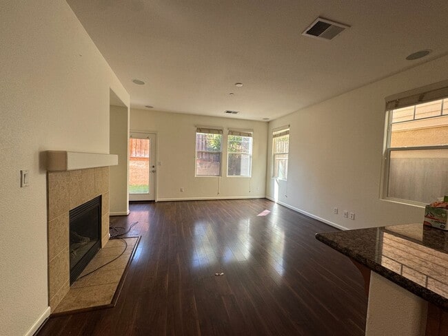 Foto del edificio - Gorgeous 4 Bedroom Home! Close to Great Sc...