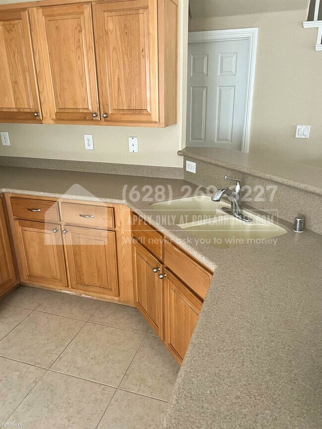 Foto del edificio - 3 br, 2.5 bath Townhome - 2348 Yellowstone...