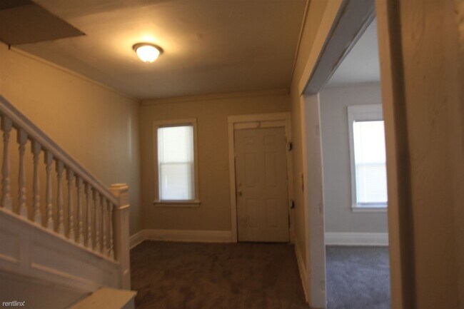 Building Photo - 4 br, 1 bath House - 428 King St 428 King
