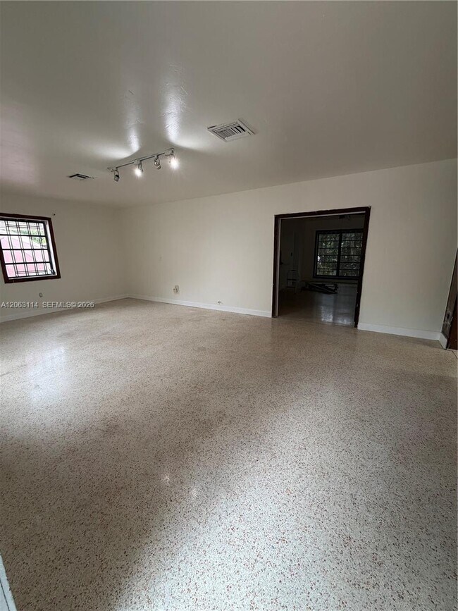 Foto del edificio - 631 NE 60th St