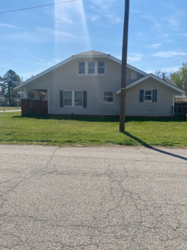 Building Photo - 702 S 17th St